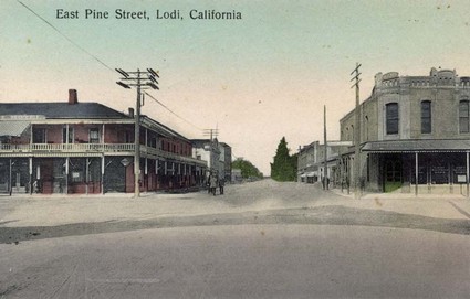 Early 1900s view of Pine and Sacramento Street before the construction of the Lodi Arch, with the original Lodi Hotel to the left (across Sacramento from the Lodi Train Depot, which is out of this picture).